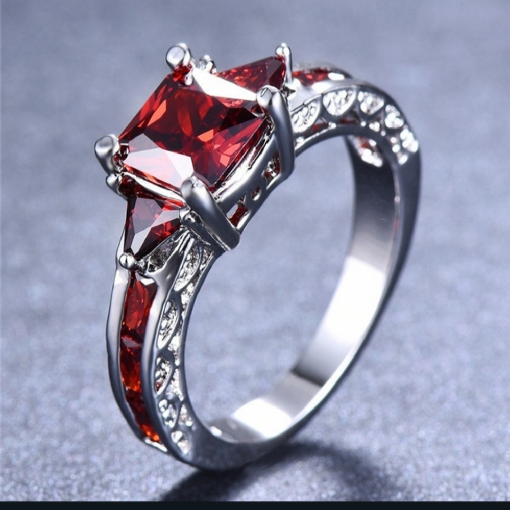 Beautiful Ruby Ring - Picture 3 of 7
